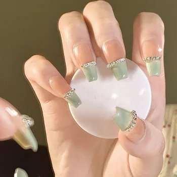 Искусственные ногти, надетые вручную, демонстрируют белую корицу, молочно-зеленую бриллиантовую цепочку для наращивания ногтей, съемную и долговечную.